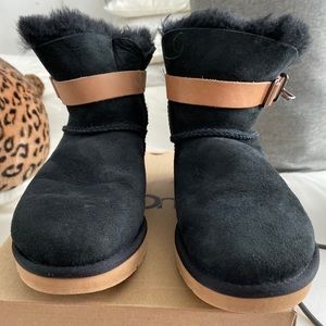 UGG SIZE 7 WOMEN